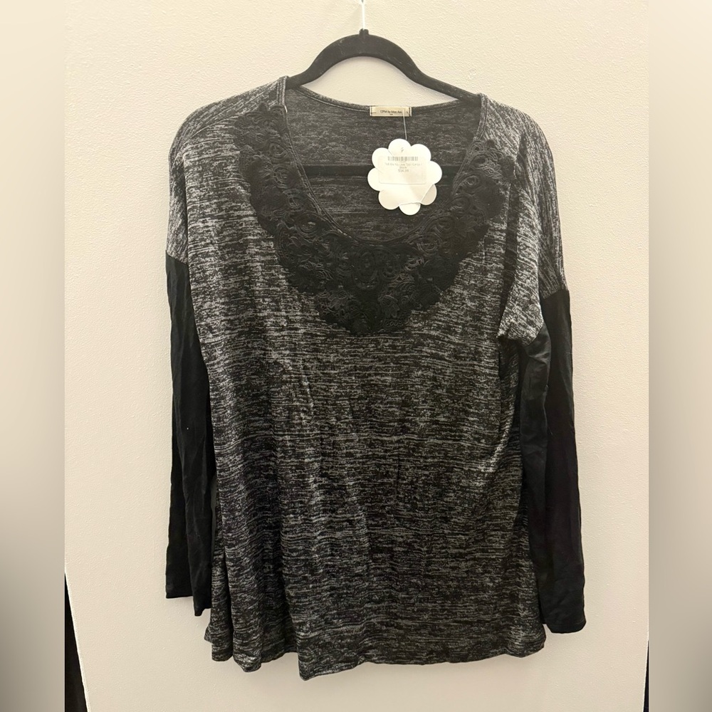 NWT black boutique top!…